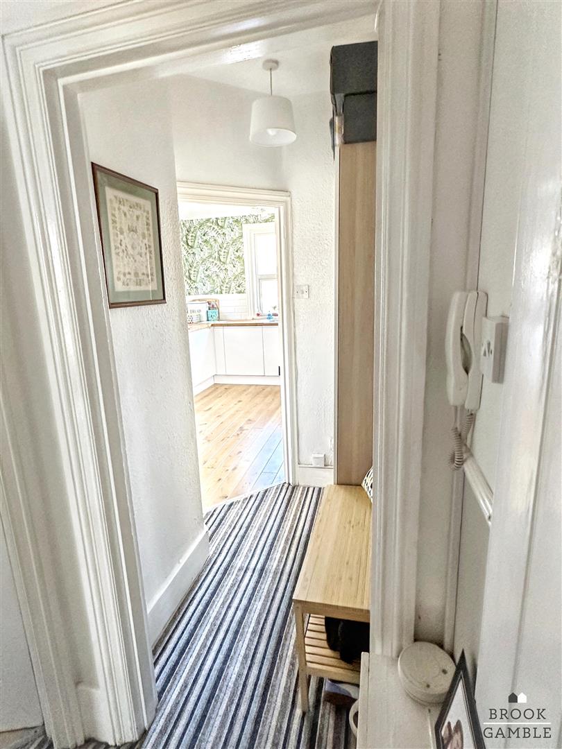 3 Bedroom Maisonette. Vicarage Road in Eastbourne,  4